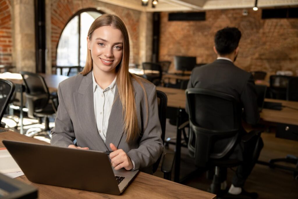 W dobie szybko rozwijającej się technologii, wybór odpowiedniego laptopa staje się kluczowym aspektem nie tylko dla profesjonalistów, ale i dla użytkowników domowych